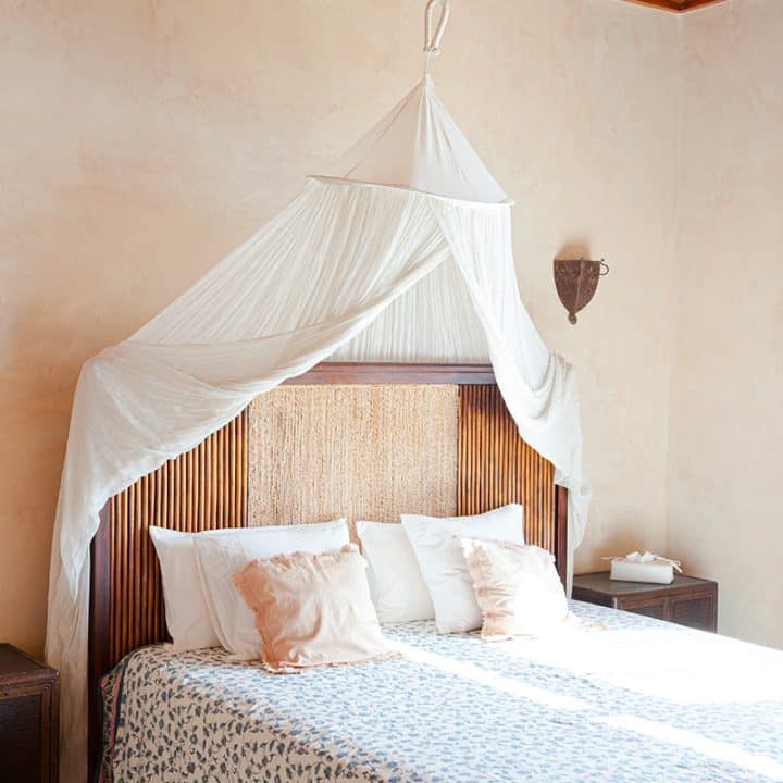 Comment attacher un ciel de lit?