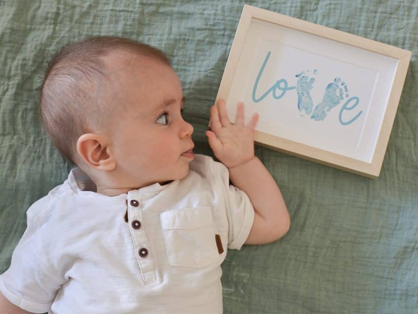 Comment faire des empreintes de bébé avec de la peinture?