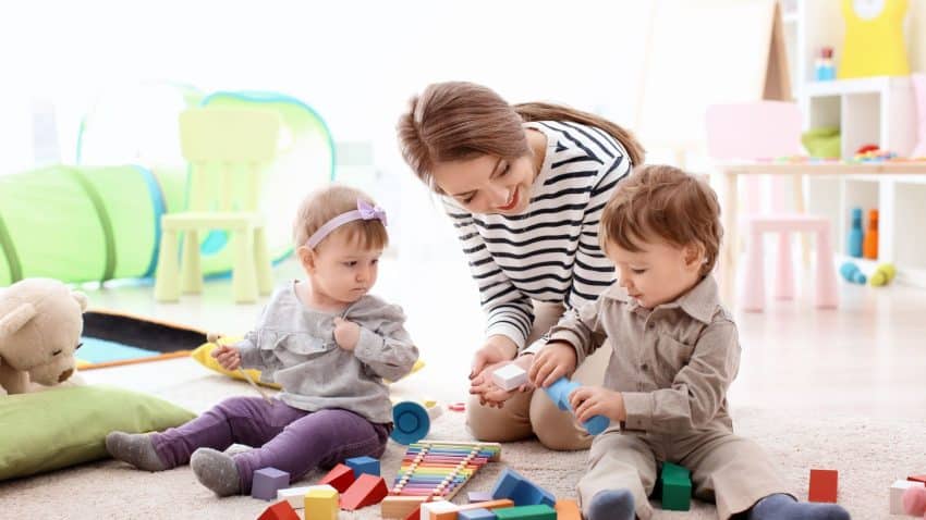 Découvrez comment savoir si la nounou s'occupe de votre bébé!