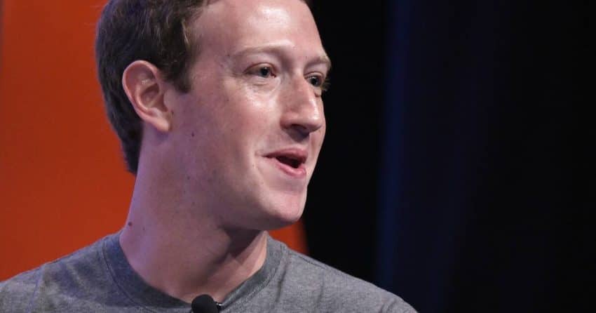 Le patron de Facebook s'excuse et admet des "erreurs"