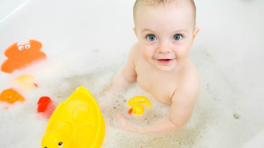 Quand donner des jouets de bain à bébé?