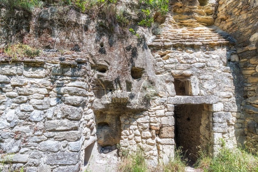 Quels sont les avantages et les inconvénients d'une maison troglodyte à Tours?