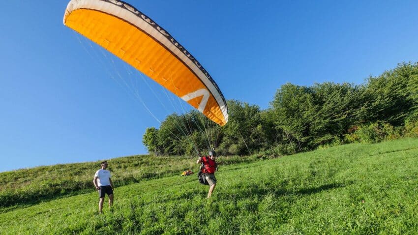 Découvrez les écoles de parapente pour voler à petit prix